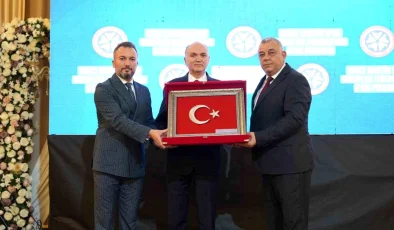 Düzce Amatör Spor Kulüpleri Federasyonu Programında Başkan Özlü’ye Plaket Takdim Edildi