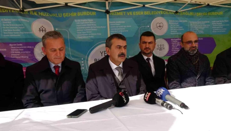 Milli Eğitim Bakanı Yusuf Tekin, Burdur’da AK Parti standını ziyaret etti