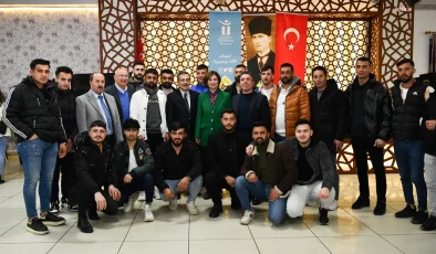 Tepebaşı Belediye Başkanı Ahmet Ataç, CHP Eskişehir Büyükşehir Belediyesi Başkan Adayı Ayşe Ünlüce ile Dost Dernekler Federasyonu’na bağlı dernekler ve üyeleriyle iftarda buluştu