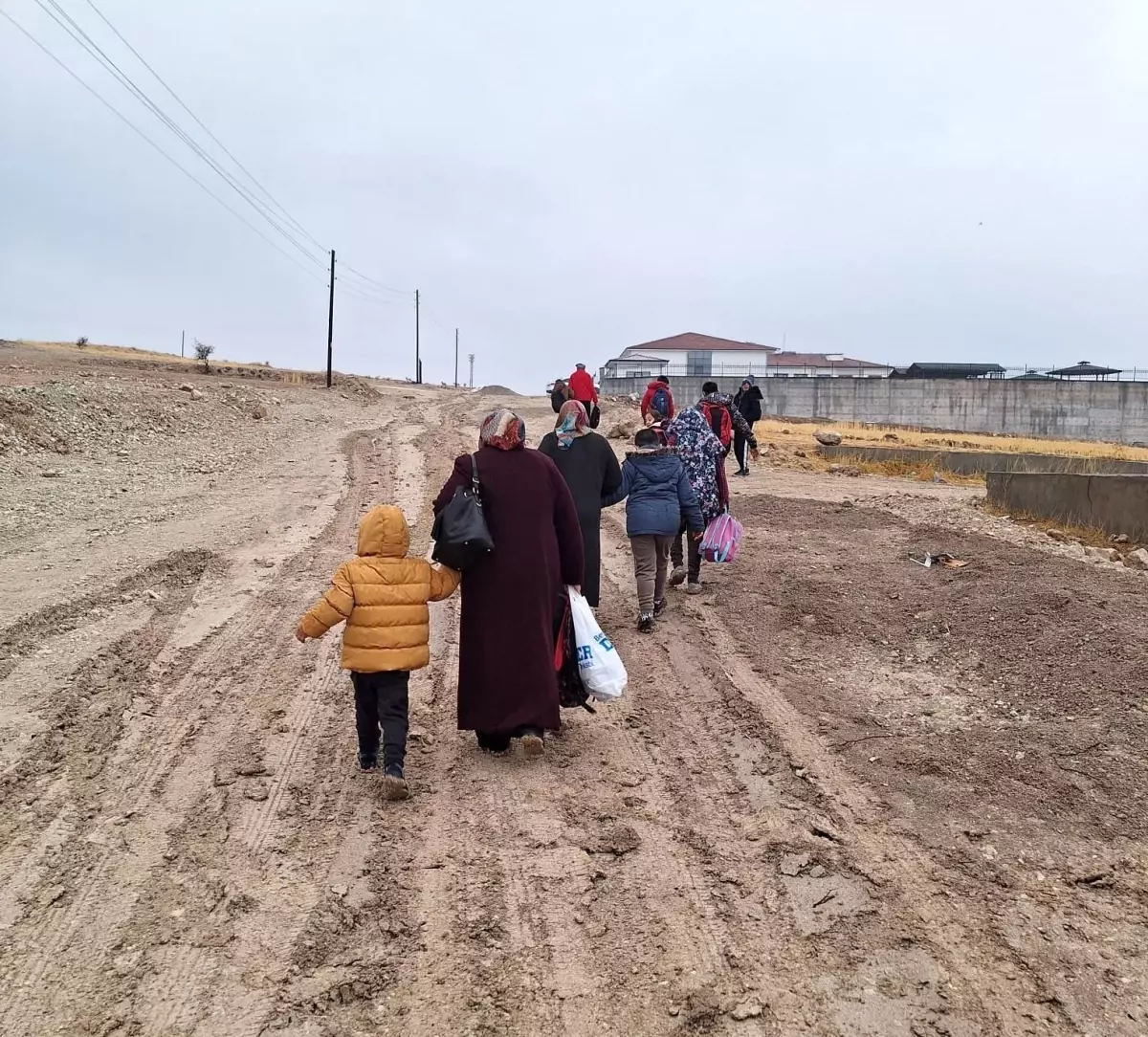 Besni’de Öğrenciler Çamurlu Yolda Okula Gidiyor